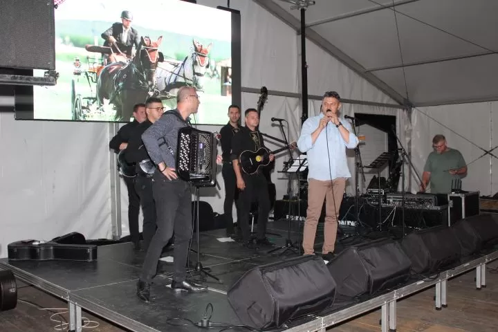 PRVI PUT NA PLETERNIČKOM HIPODROMU: Održan Noćni preponski turnir-sudjelovali jahači osječkog Konjičkog kluba 