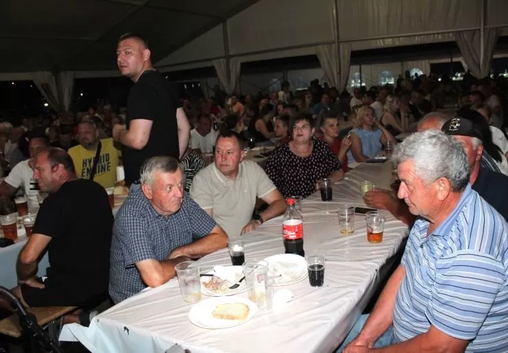 PRVI PUT NA PLETERNIČKOM HIPODROMU: Održan Noćni preponski turnir-sudjelovali jahači osječkog Konjičkog kluba 