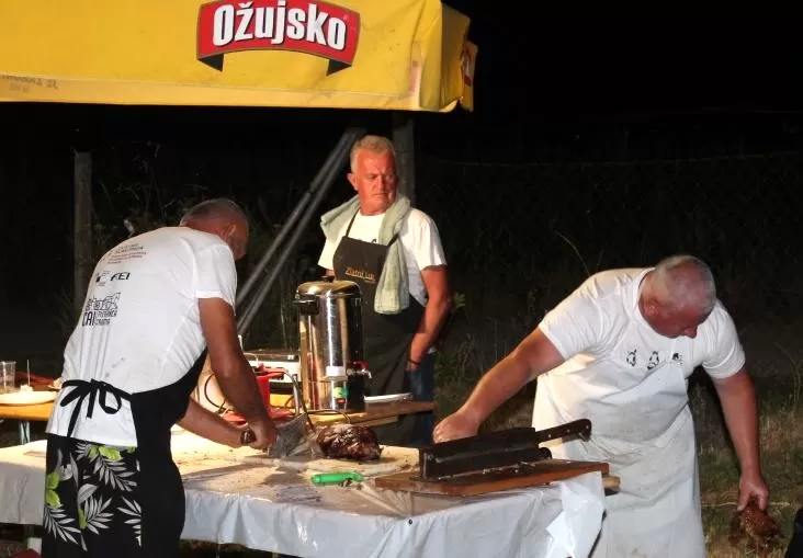 PRVI PUT NA PLETERNIČKOM HIPODROMU: Održan Noćni preponski turnir-sudjelovali jahači osječkog Konjičkog kluba 
