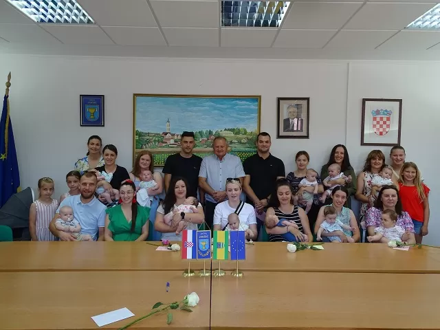 Požega.eu | Tradicionalni prijem najmlađih sumještana i njihovih roditelja u Općini Jakšić