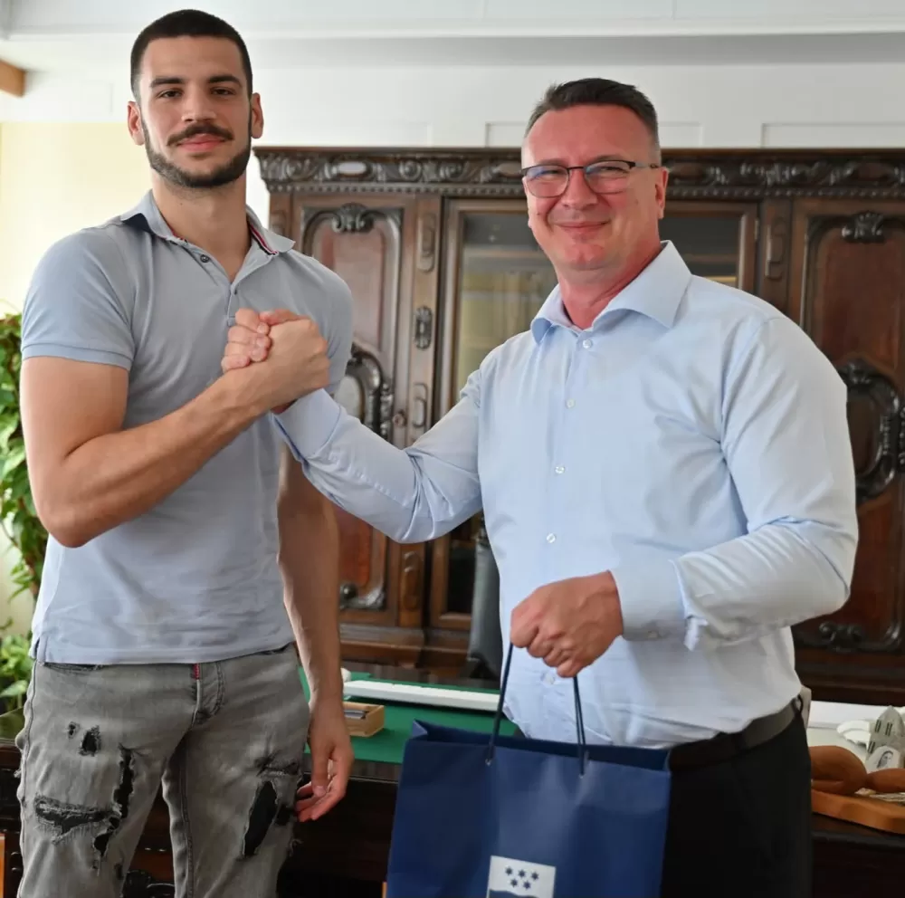 SB Online | Državnog prvaka u boksu ugostio brodsko-posavski župan 