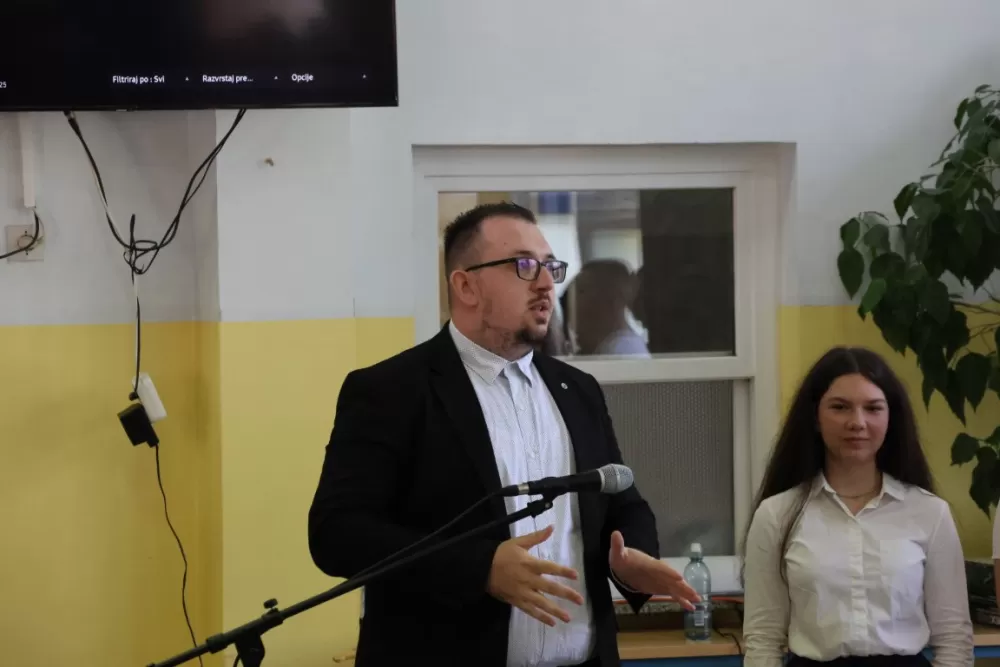 Općinski načelnik Bukovlja Igor Đaković uručio nagrade učenicima za izvrsnost na državnim i županijskim natjecanjima