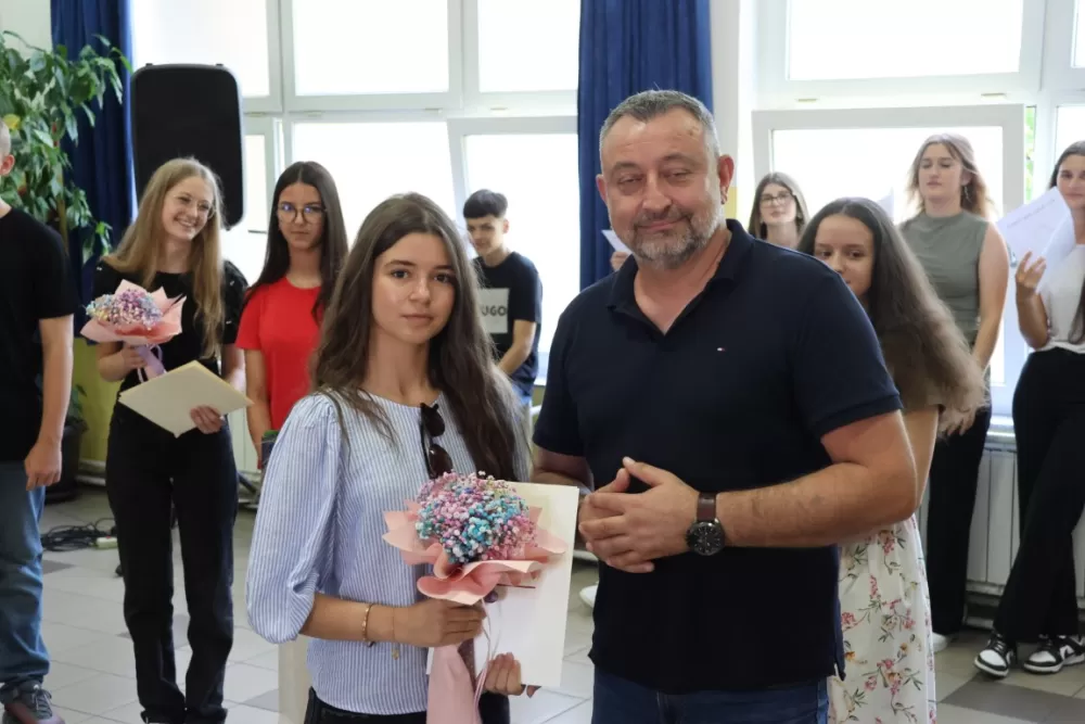 Općinski načelnik Bukovlja Igor Đaković uručio nagrade učenicima za izvrsnost na državnim i županijskim natjecanjima