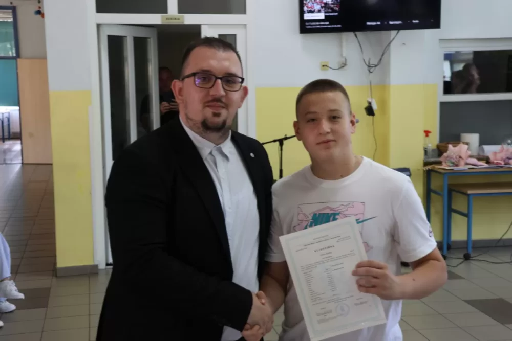 Općinski načelnik Bukovlja Igor Đaković uručio nagrade učenicima za izvrsnost na državnim i županijskim natjecanjima