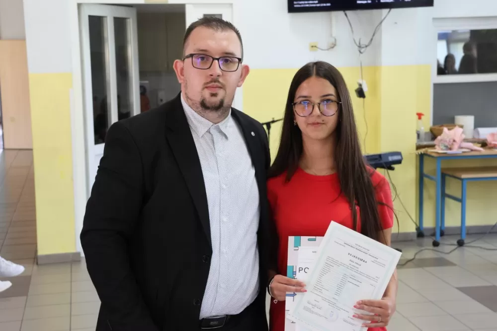 Općinski načelnik Bukovlja Igor Đaković uručio nagrade učenicima za izvrsnost na državnim i županijskim natjecanjima