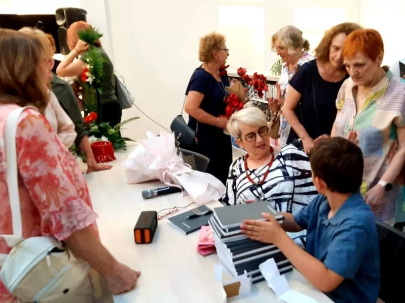 Predstavljena knjiga poezije ʼJesenja putovanjaʼ  Požežanke Nade Bonić