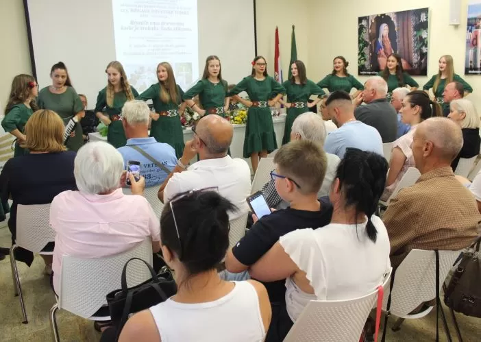 ŽENE SUDIONICE DOMOVINSKOG RATA: U Pleternici otvorena izložba slika braniteljica dragovoljki 123. brigade Hrvatske vojske
