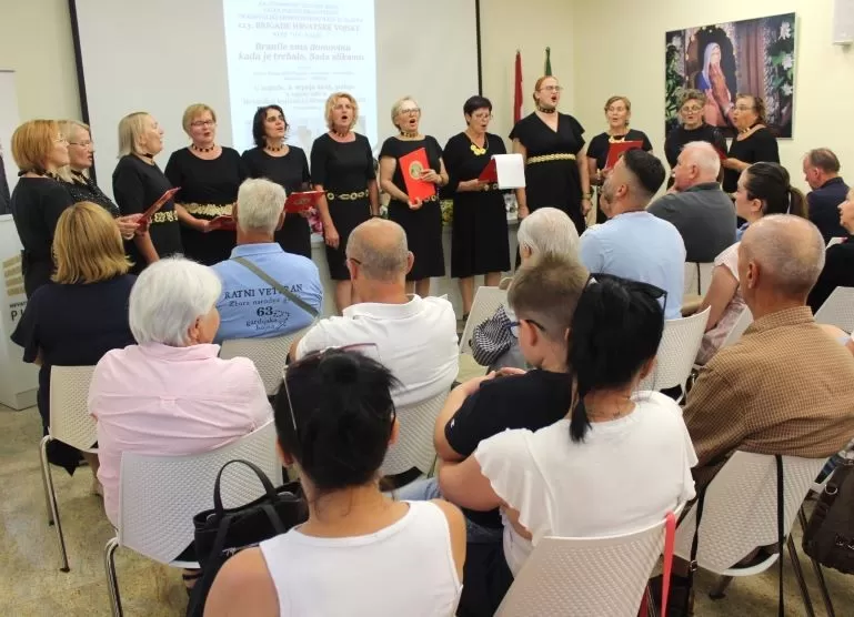 ŽENE SUDIONICE DOMOVINSKOG RATA: U Pleternici otvorena izložba slika braniteljica dragovoljki 123. brigade Hrvatske vojske