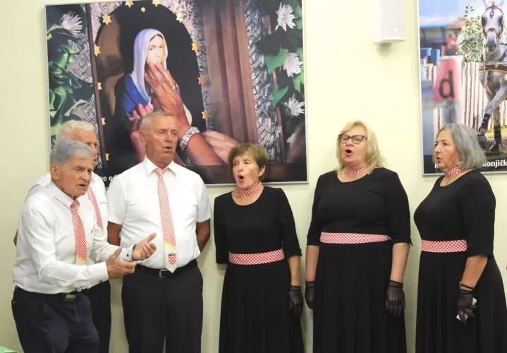 ŽENE SUDIONICE DOMOVINSKOG RATA: U Pleternici otvorena izložba slika braniteljica dragovoljki 123. brigade Hrvatske vojske