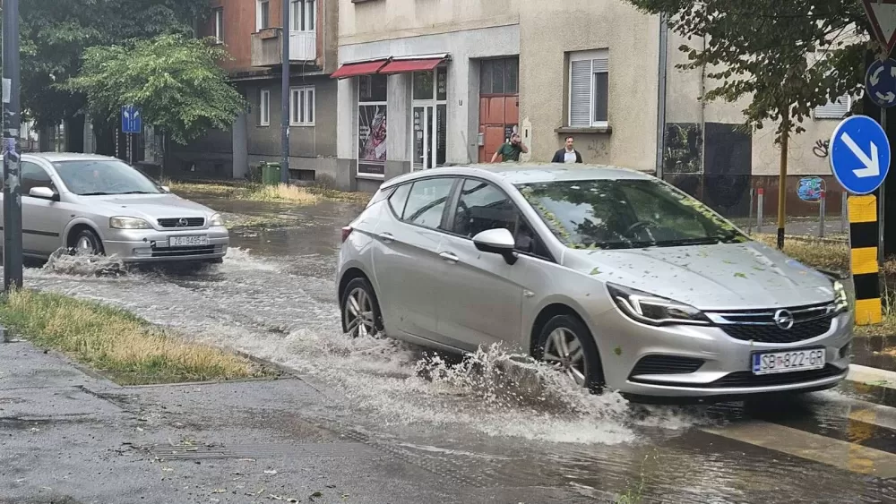 SB Online | Oluja s jakom tučom pogodila Slavonski Brod i okolicu, poplavljene ulice, porušena stabla...