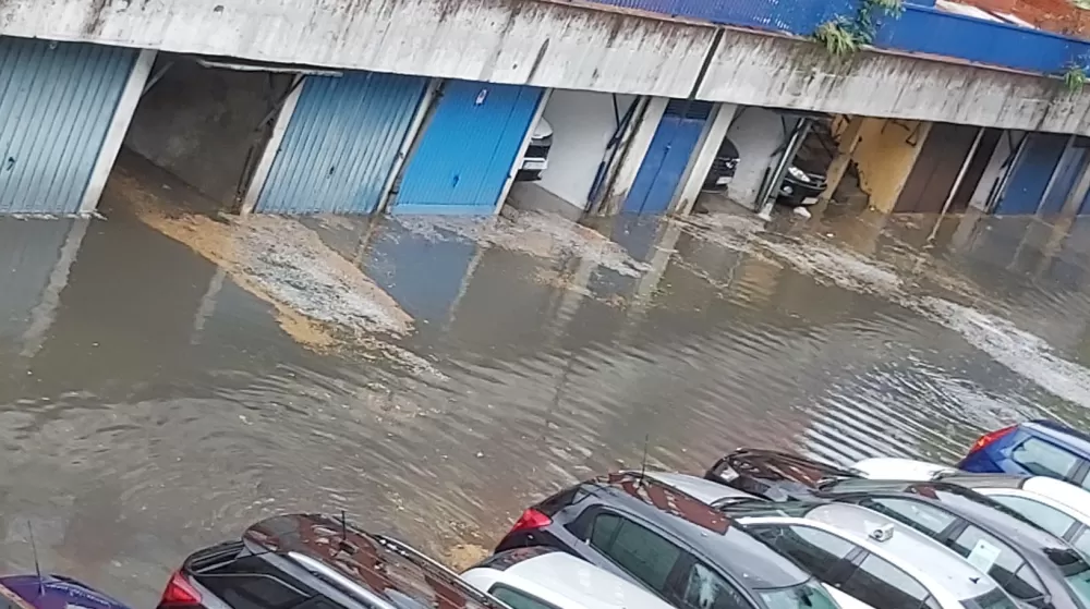 Oluja s jakom tučom pogodila Slavonski Brod i okolicu, poplavljene ulice, porušena stabla...