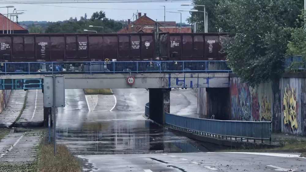 Oluja s jakom tučom pogodila Slavonski Brod i okolicu, poplavljene ulice, porušena stabla...