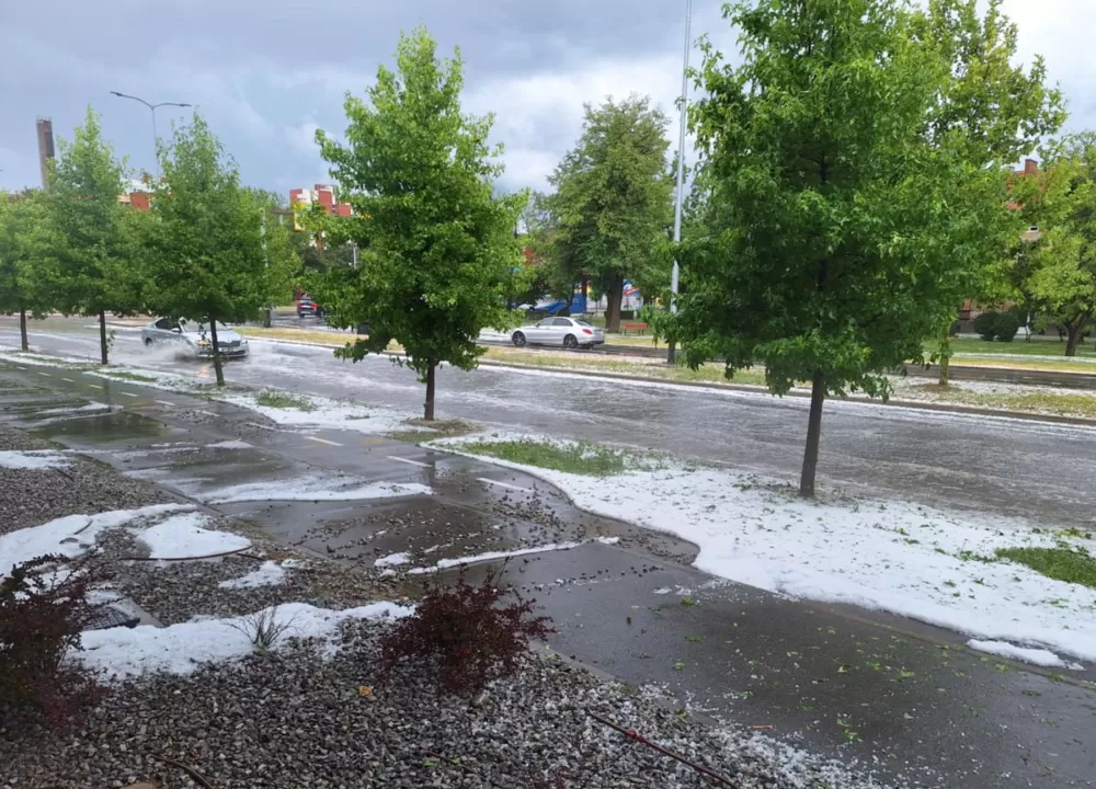 Oluja s jakom tučom pogodila Slavonski Brod i okolicu, poplavljene ulice, porušena stabla...