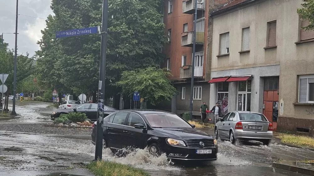 Oluja s jakom tučom pogodila Slavonski Brod i okolicu, poplavljene ulice, porušena stabla...