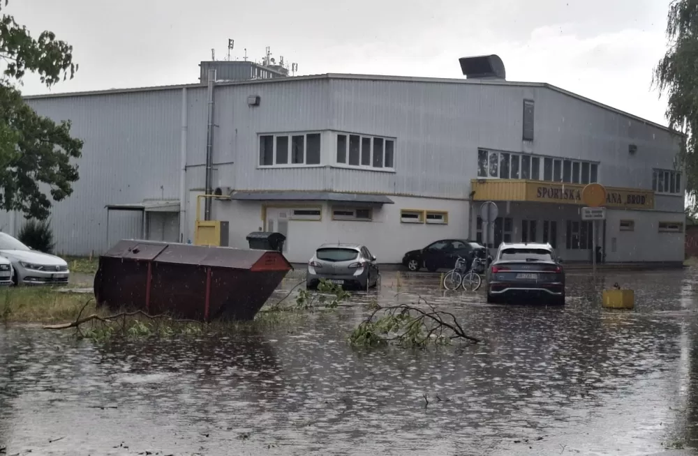 Oluja s jakom tučom pogodila Slavonski Brod i okolicu, poplavljene ulice, porušena stabla...