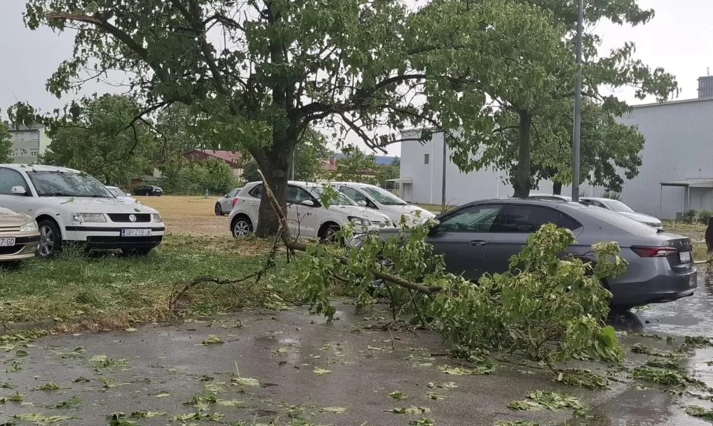 Oluja s jakom tučom pogodila Slavonski Brod i okolicu, poplavljene ulice, porušena stabla...