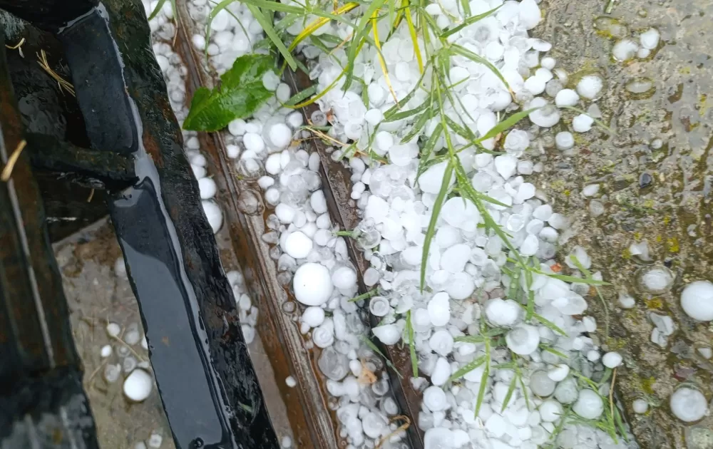Oluja s jakom tučom pogodila Slavonski Brod i okolicu, poplavljene ulice, porušena stabla...
