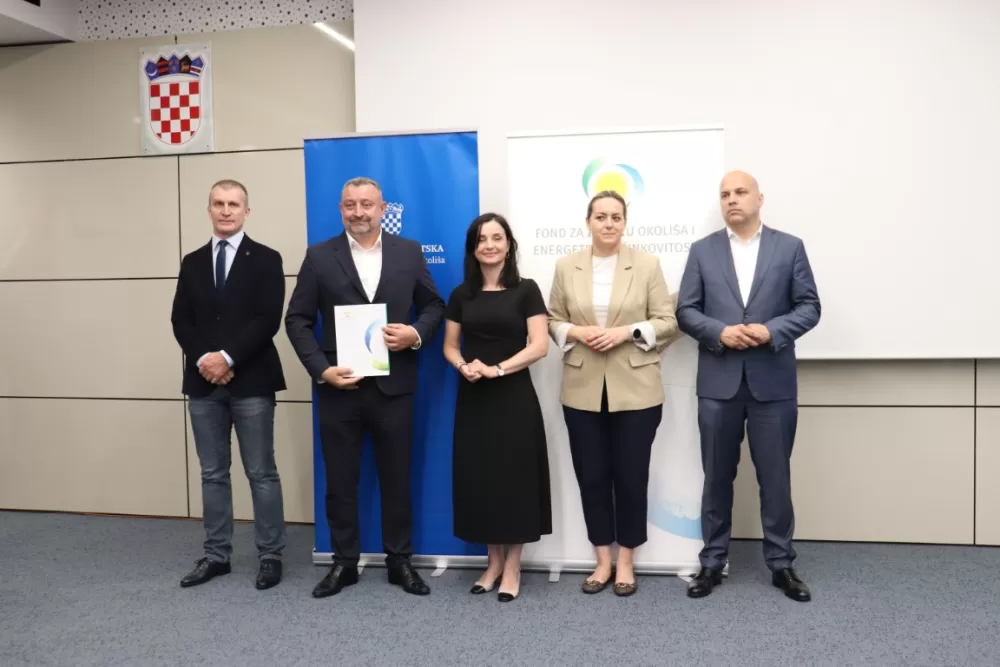 SB Online | Općini Bukovlje odobreno bespovratnih 47.640 eura za pametne pješačke prelaze“ – načelnik Đaković s ministricom Vučković potpisao ugovor 