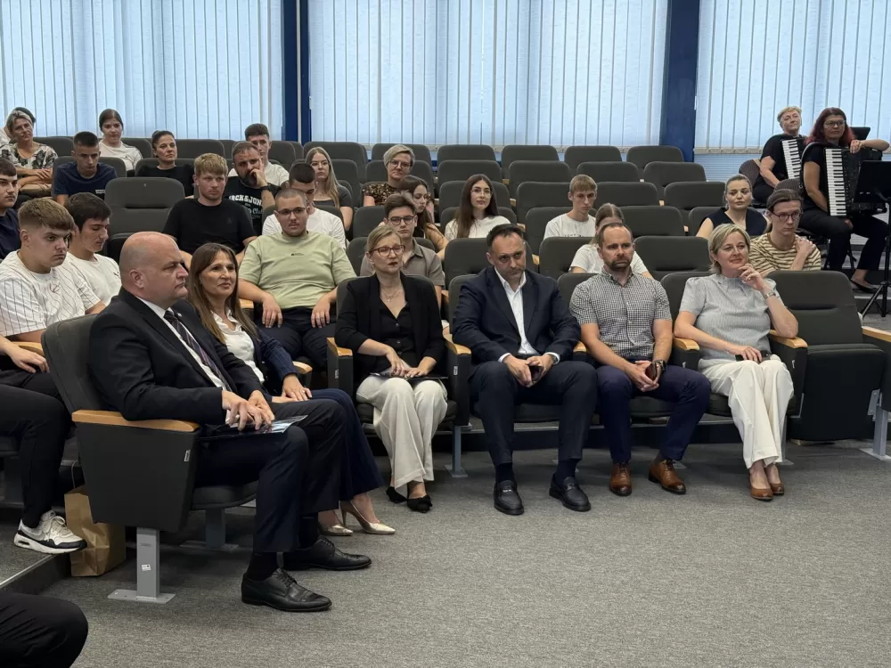 SB Online | Ministar Šušnjar uručio stipendije učenicima strukovnih škola u Slavonskom Brodu