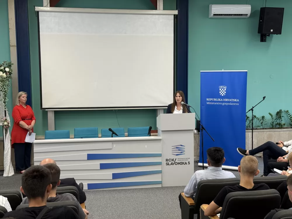 Ministar Šušnjar uručio stipendije učenicima strukovnih škola u Slavonskom Brodu