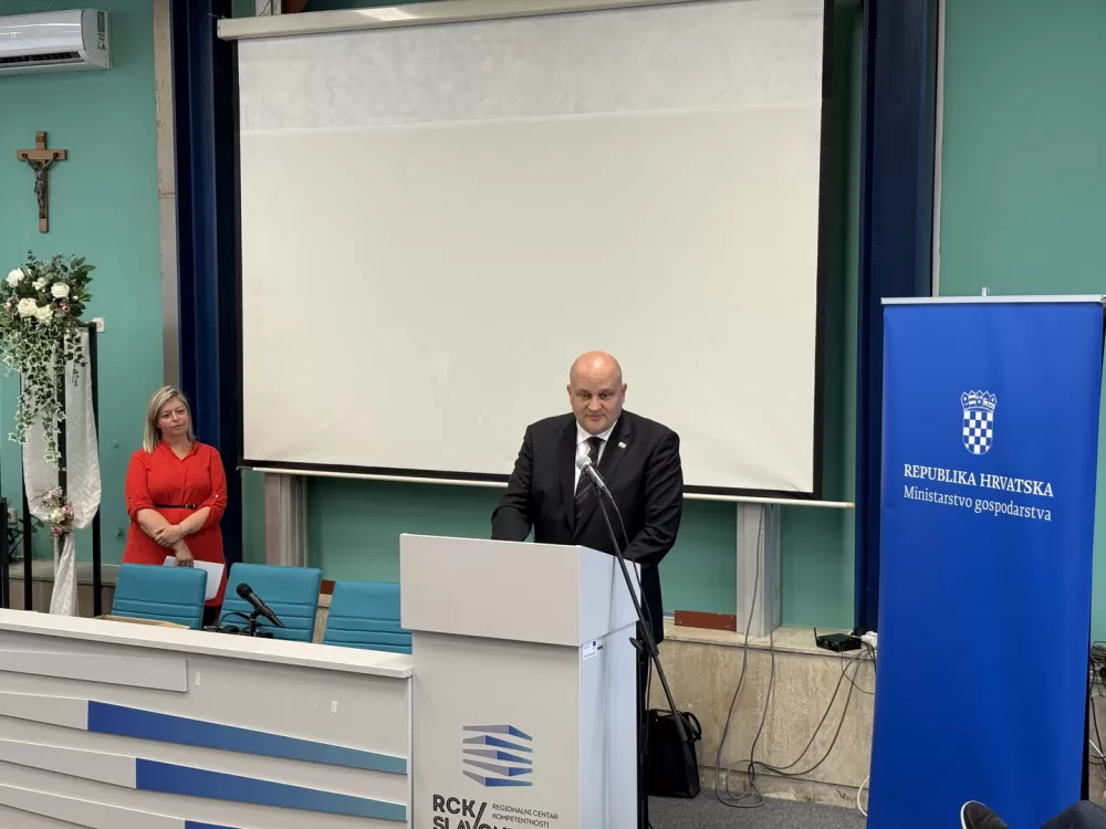 Ministar Šušnjar uručio stipendije učenicima strukovnih škola u Slavonskom Brodu