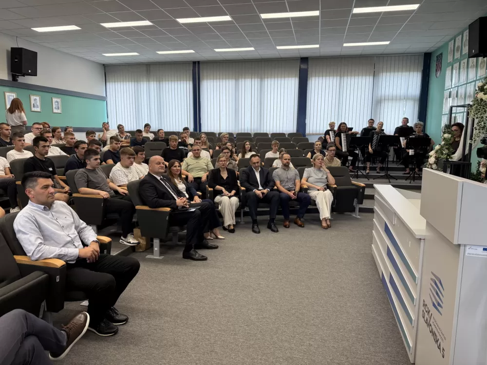Ministar Šušnjar uručio stipendije učenicima strukovnih škola u Slavonskom Brodu