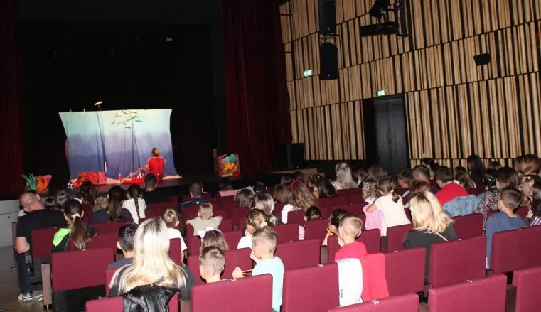 Predstava ʼMorske avanture škampića Đureʼʼ oduševila brojnu djecu i njihove roditelje