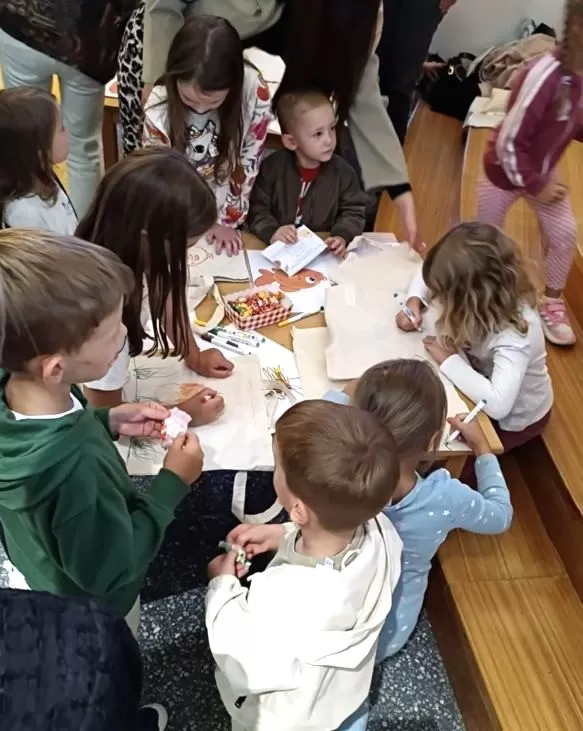 Predstava ʼMorske avanture škampića Đureʼʼ oduševila brojnu djecu i njihove roditelje