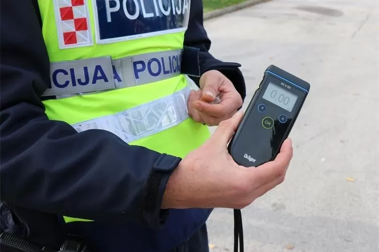 Požega.eu | Traktoristu bez dokumenata ʼprevariloʼ piće - odspavao je u policijskim prostorijama