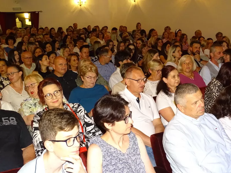 Uz urnebesni “Prekid preko veze” i izvrsnog Marka Tolju završene 4. Kazališne ljetne večeri