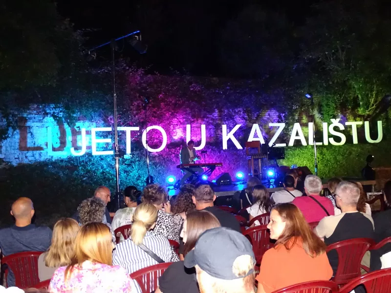 Uz urnebesni “Prekid preko veze” i izvrsnog Marka Tolju završene 4. Kazališne ljetne večeri