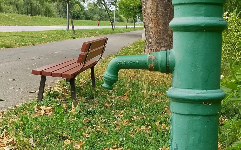 SB Online | FOTO UBOD - Tko će platiti nekontrolirano curenje vode na hidrantu u Splavarskoj?