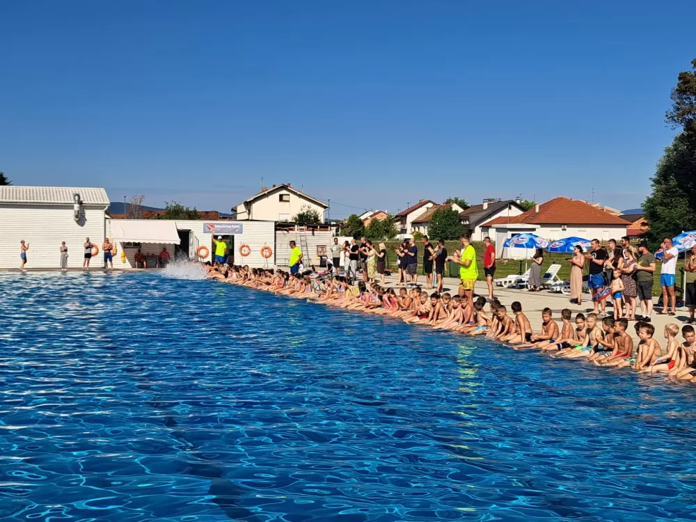 ZAVRŠENA ŠKOLA PLIVANJA GRADA POŽEGE 2025.: Uz profesore plivanje učilo 415  polsznika