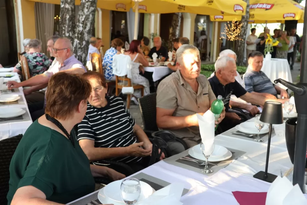Vetovački umirovljenici  dobili opremu za viseću kuglanu