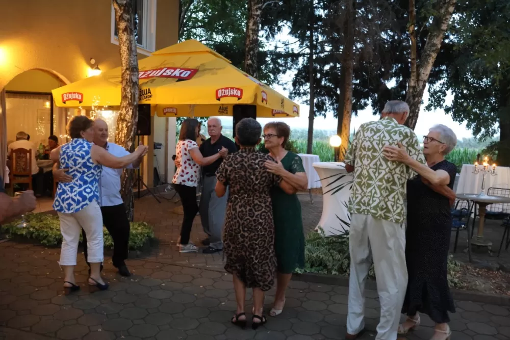 Vetovački umirovljenici  dobili opremu za viseću kuglanu