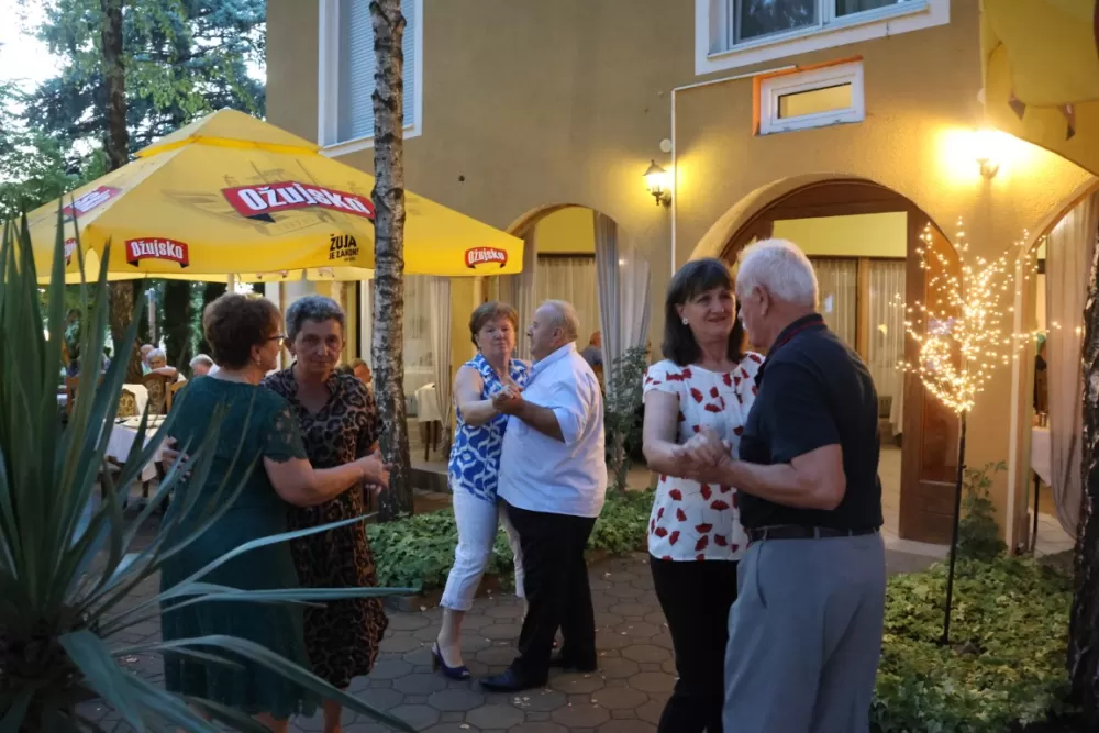 Vetovački umirovljenici  dobili opremu za viseću kuglanu