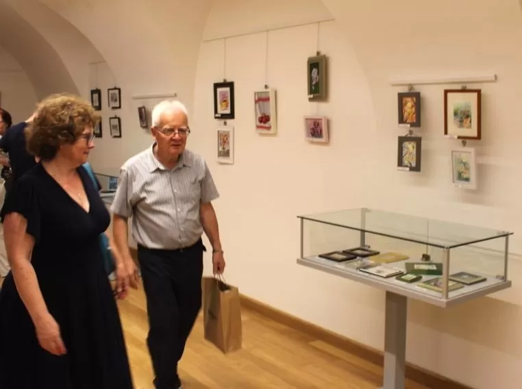 GRADSKI MUZEJ U POŽEGI:  Otvorena izložba likovnih minijatura sa 96 radova od 58 autora