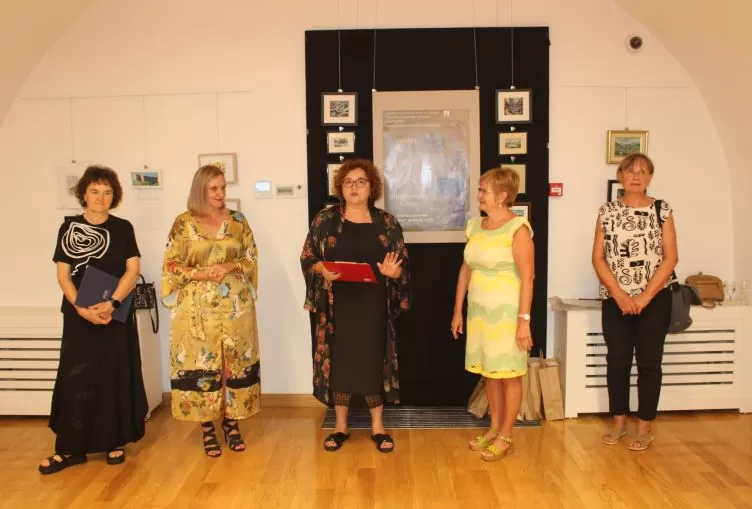 GRADSKI MUZEJ U POŽEGI:  Otvorena izložba likovnih minijatura sa 96 radova od 58 autora