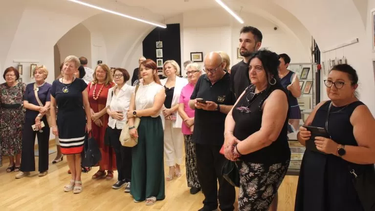 GRADSKI MUZEJ U POŽEGI:  Otvorena izložba likovnih minijatura sa 96 radova od 58 autora