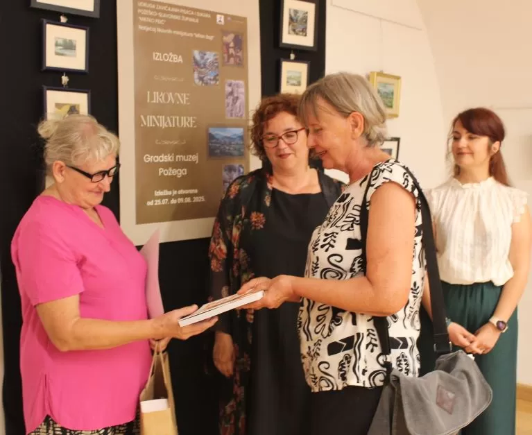 GRADSKI MUZEJ U POŽEGI:  Otvorena izložba likovnih minijatura sa 96 radova od 58 autora