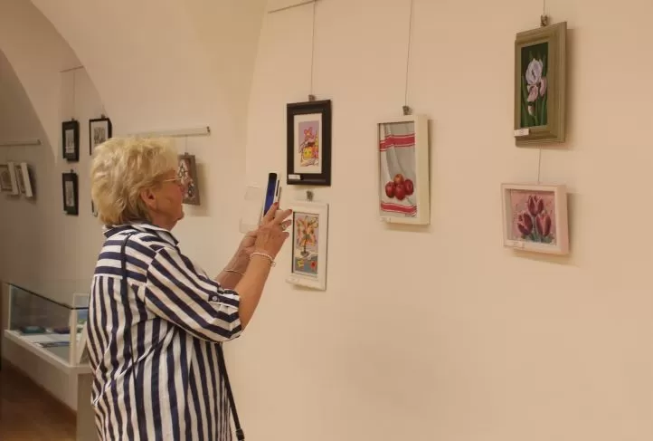 GRADSKI MUZEJ U POŽEGI:  Otvorena izložba likovnih minijatura sa 96 radova od 58 autora