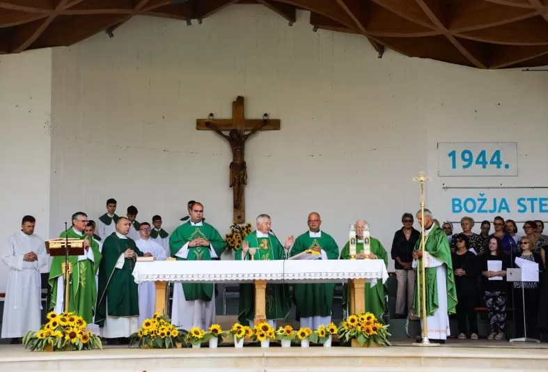 Prečasni pleternički župnik Antun Ćorković služio oproštajnu i zahvalnu svetu misu