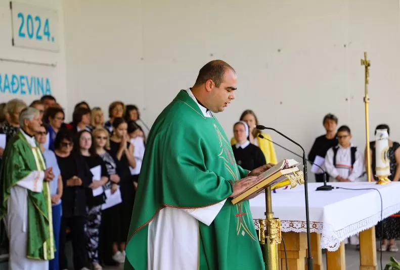 Prečasni pleternički župnik Antun Ćorković služio oproštajnu i zahvalnu svetu misu