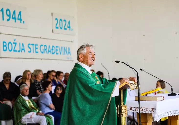 Prečasni pleternički župnik Antun Ćorković služio oproštajnu i zahvalnu svetu misu