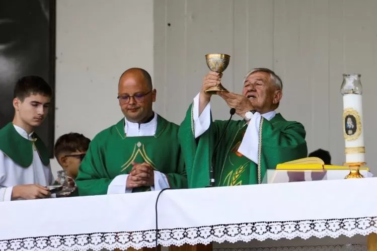Prečasni pleternički župnik Antun Ćorković služio oproštajnu i zahvalnu svetu misu
