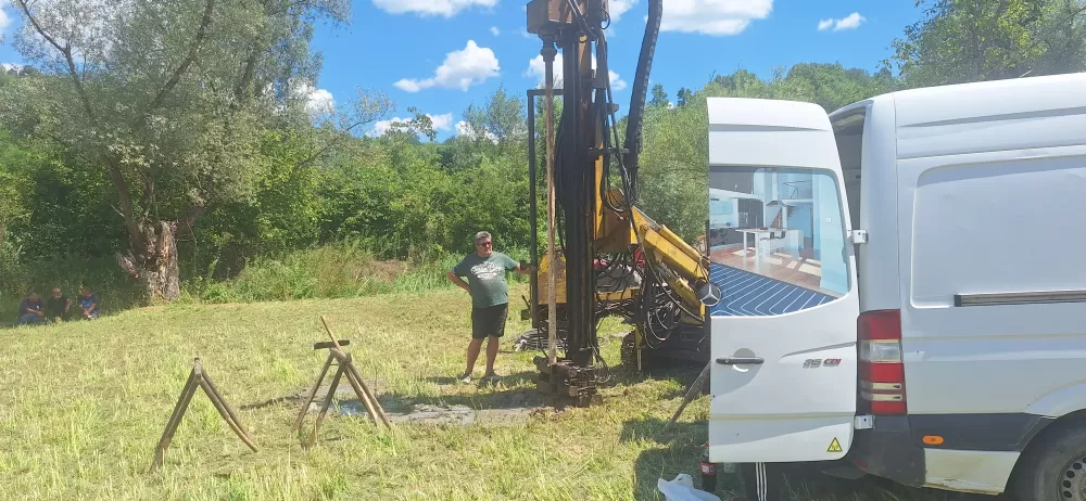 Ribiči brestovačkog Klena buše zemljište za vlastiti bunar