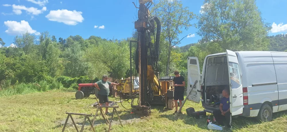Ribiči brestovačkog Klena buše zemljište za vlastiti bunar