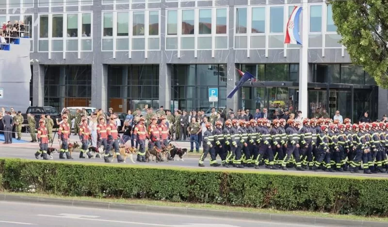 Na vojnom mimohodu u Zagrebu sudjelovali i predstavnici vatrogasaca Požeško-slavonske županije