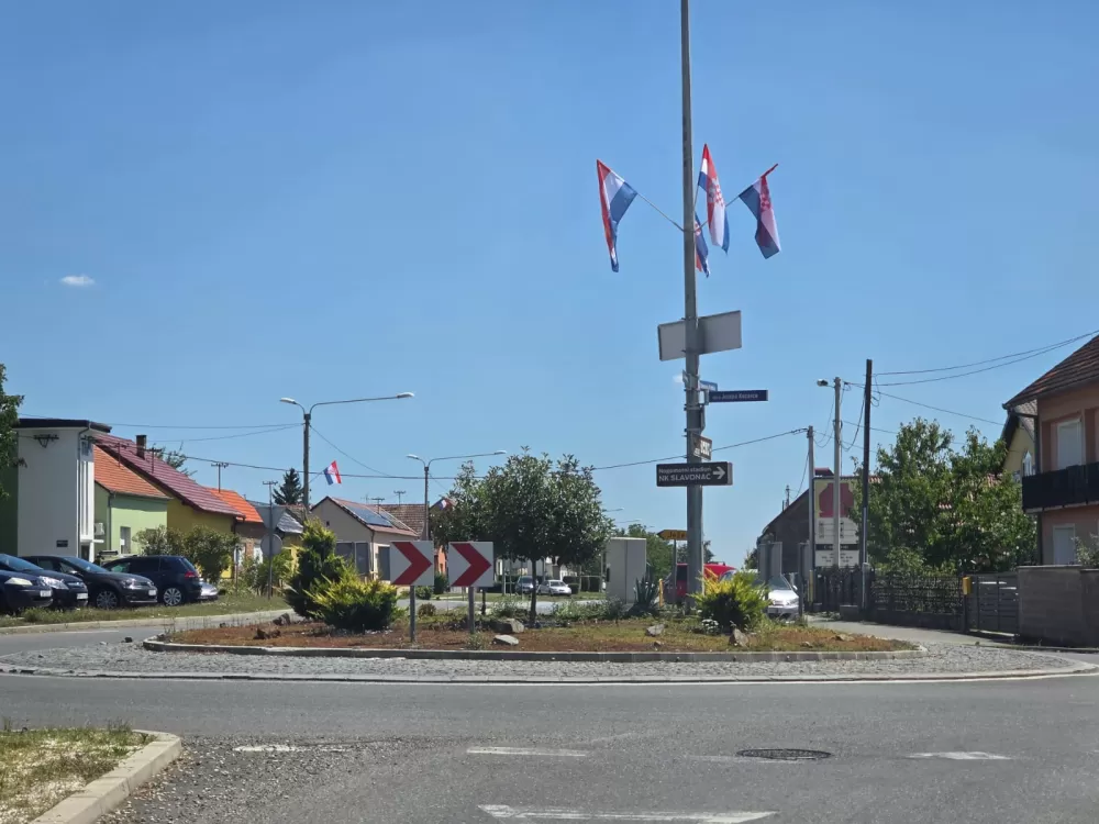 SB Online | NEŠTO NOVO KOJE KRASI OPĆINSKO MJESTO: Državne zastave zablistale u Bukovlju i okolnim mjestima 