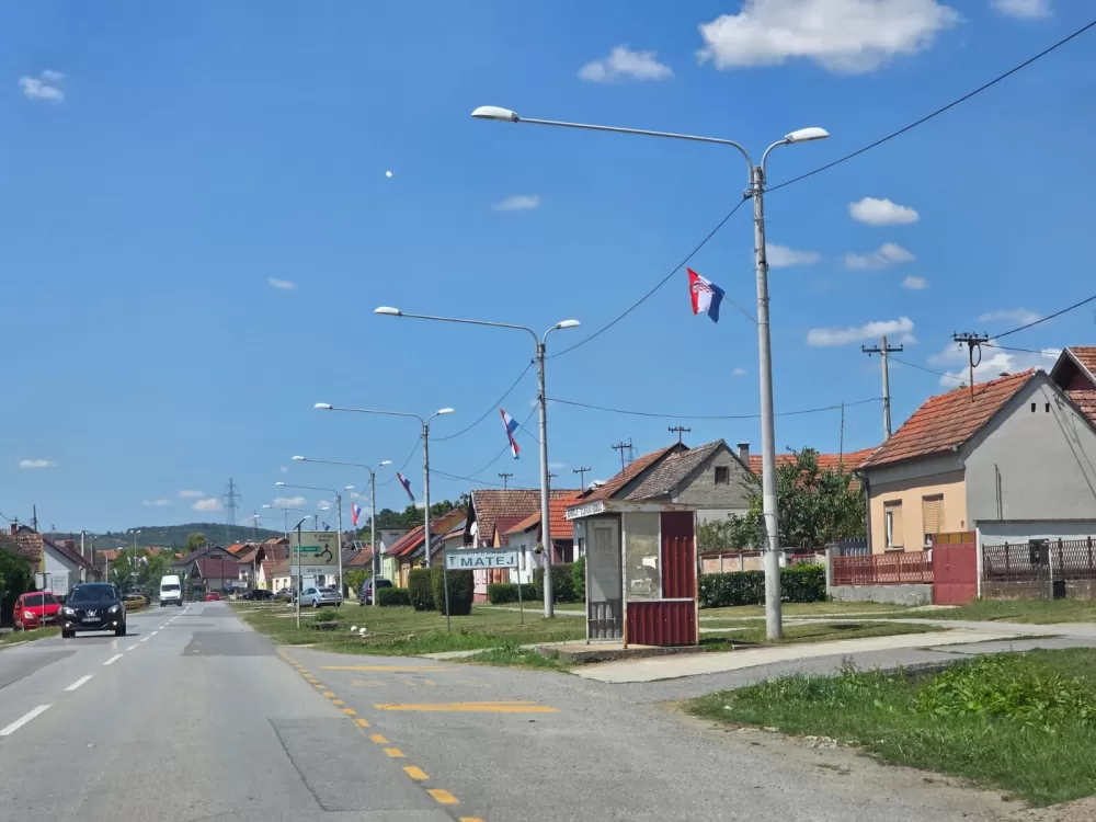 NEŠTO NOVO KOJE KRASI OPĆINSKO MJESTO: Državne zastave zablistale u Bukovlju i okolnim mjestima 